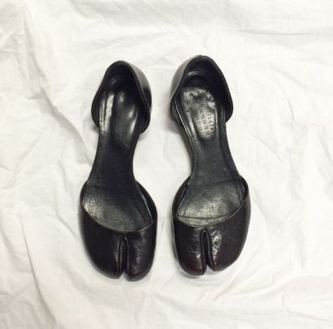 𝙢𝙖𝙧𝙞𝙖 on Twitter: "you know i’m art, so treat me like that… " Maison Margiela Tabi Pumps, Tabbys Shoes, Tabi Shoes Margiela, Tabby Shoes, Maison Margiela Tabi Outfit, Tabi Pumps, Maison Martin Margiela Shoes, Mode Shoes, Maison Margiela Tabi