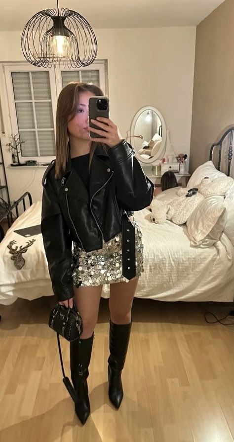 Sequinned Skirt Outfit, Disco Skirt Outfit, Outfits For A Rock Concert, Winter Outfits Concert, Ootd Party Night, Outfit For Disco Night, Sequined Skirt Outfit, Disco Party Outfit Women, Sequins Skirt Outfit