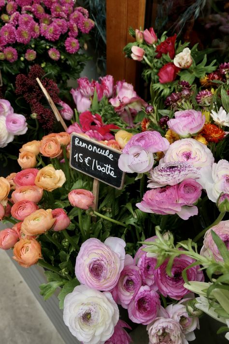 #paris #flower #flowers #market #travel #travelling #photography Parisian Flower Shop, Paris Flower Shop, French Flower Market, Paris Flower Market, Farmers Market Stand, Flowers Market, Paris Flowers, Live In Paris, Love Shoot