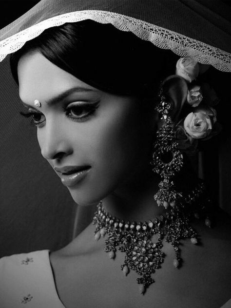 Deepika Padukone 90s, Indian Retro, Vintage Bollywood Aesthetic, Deepika Padukone Style, Om Shanti, Retro Bollywood, Fest Outfits, Bollywood Hairstyles, Om Shanti Om