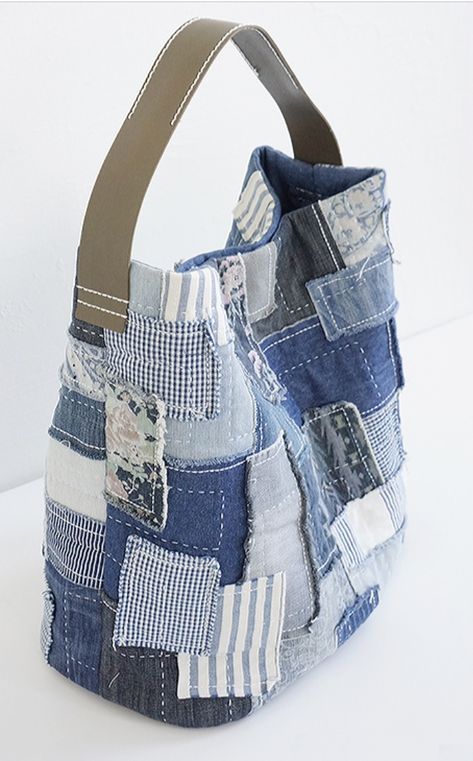 Denim Patchwork Bag, Denim Bags From Jeans, Tas Denim, Blue Jean Purses, Denim Bag Patterns, Jean Purses, Patchwork Tote Bags, Denim Crafts Diy, Blue Jeans Crafts