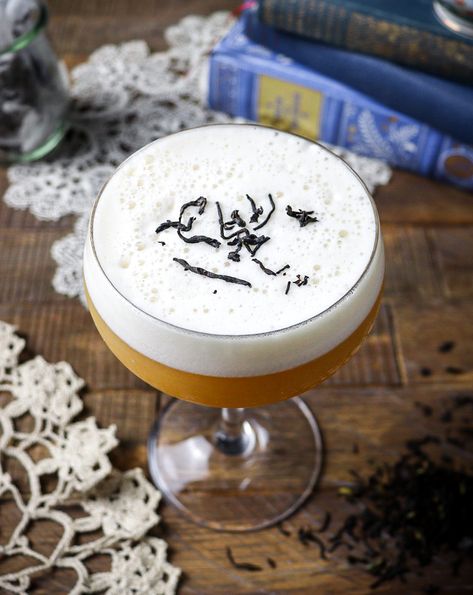 Take your afternoon teatime to the next level with this seductively creamy Earl Grey infused gin cocktail! Earl Grey Cocktail, Cointreau Cocktails, Lavender Martini, Pear Cocktails, Infused Gin, Vintage Cocktails, Gin Sour, Tea Supplies, Gin Lemon