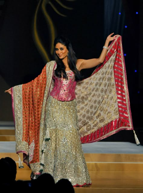 Kareena IIFA 2008 Kareena Kapoor Sharara, Lengha Styles, Kareena Kapoor Lehenga, 2000s Bollywood Fashion, 2000s Bollywood, Indian Runway, Shaadi Dresses, 90s Bollywood Fashion, Orange Lehenga