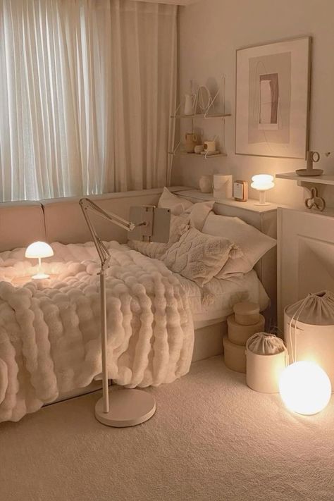 Cute Small Room Ideas Aesthetic Bedding & Blankets, Aesthetic Light Bedroom, Aesthetic Bedroom Small Room, Room Calm Aesthetic, Cozy Bedroom Aesthetic Small Room, Carpeted Room Decor, Bedroom Aesthetic Woman, Big Bedrooms Aesthetic, Girly Bed Aesthetic