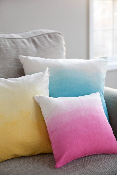 Ombre Pillow, Shibori Diy, Make Your Own Pillow, Diy Frühling, Creative Pillows, Ombre Fabric, Pillow Projects, Diy Ombre, Spring Pillows