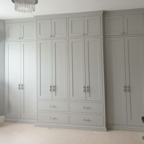 Panel Wardrobe, Built In Bedroom Cabinets, Wardrobe Storage Cabinet, Bedroom Built Ins, Simple Closet, Wardrobe Door Designs, Fitted Bedrooms, Closet Renovation, Basement Makeover