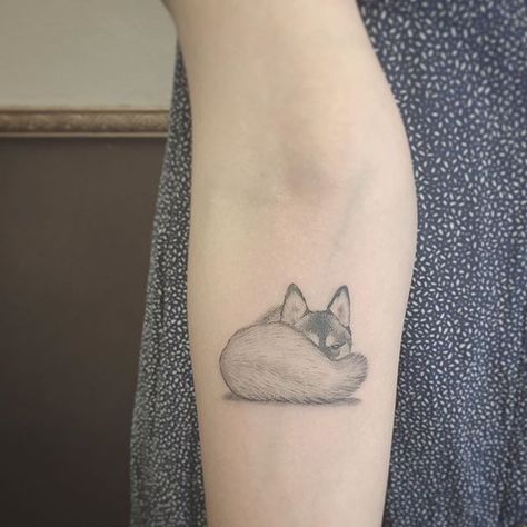 #shamrocksocialclub #singleneedle #fineline Tiny Tattoos With Meaning, Husky Tattoo, Tatoo Dog, Small Wolf Tattoo, Latest Tattoo Design, Tattoo Wolf, New Tattoo Designs, Wolf Tattoo Design, Geniale Tattoos