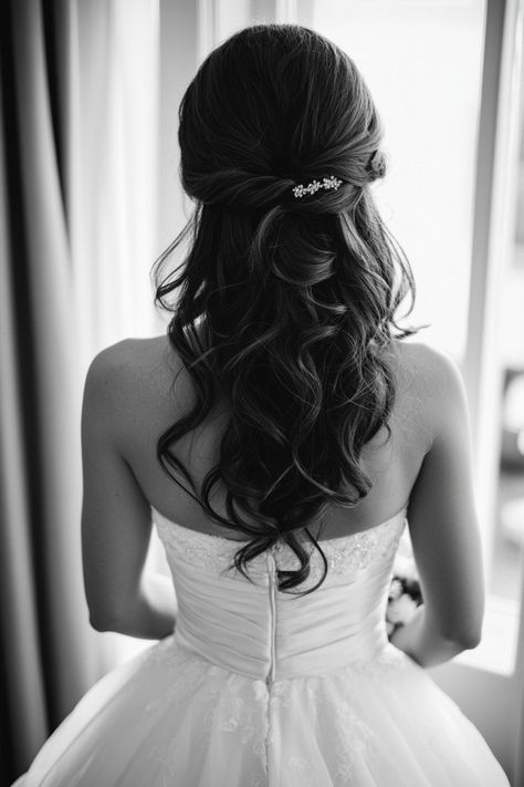 Look radiant in your strapless gown with these 32 elegant bridal hairstyles! Each style enhances your neckline and works perfectly with veils or accessories. Find the perfect match for your big day—explore now! #bridalhairstyletips #straplessweddinginspo #weddingdaystyle Elegant Bridal Hairstyles, Strapless Dress Hairstyles, Bridal Hair Down, Bridal Hair Ideas, Boho Waves, Beautiful Bridal Hair, Hair Up Or Down, Boho Style Wedding, A Hairstyle