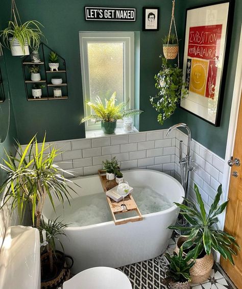 Apartment Bathrooms, Patterned Towels, Boho Bathroom Decor Ideas, Boho Bathroom Ideas, Bohemian Bathroom, Boho Bathroom Decor, Bathroom Goals, Green Walls, Bathroom Decorating