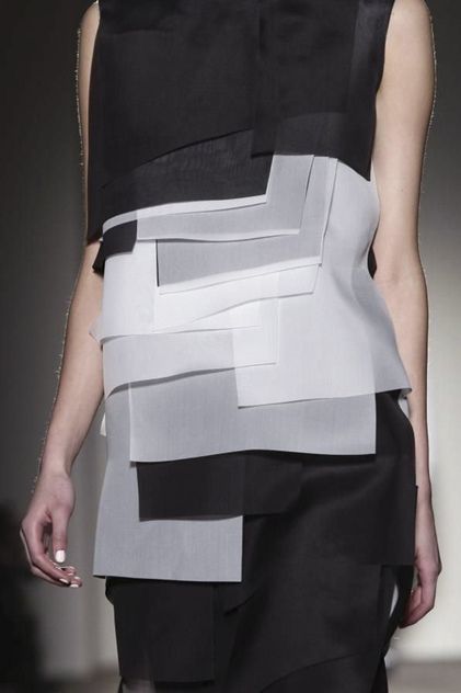 Gabriele Colangelo Ready To Wear Fall Winter 2014 Milan - NOWFASHION Detail Couture, Sculptural Fashion, Geometric Fashion, Square Fashion, Bodo, Futuristic Fashion, Clothing Inspiration, Dream Design, White Colour