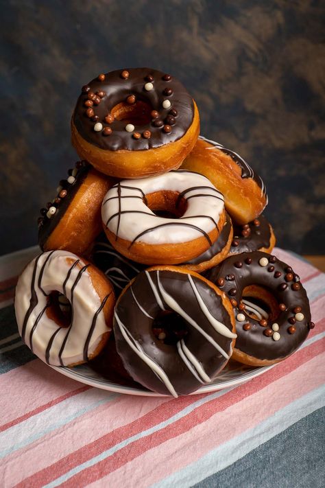 Glazed Donut Recipe, Chocolate Glazed Donuts Recipe, Baked Makeup, Baking Photos, Chocolate Glazed Donut, Recipes Aesthetic, Baking Recipes Desserts, Aesthetic Baking, Donut Decorating Ideas