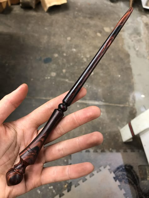 English Oak Wand, Wooden Wands Diy, Wizard Wand Design, Wooden Wands Handmade, Dnd Wands, Handmade Wands, Wand Designs, Harry Potter Muggle, Wand Ideas