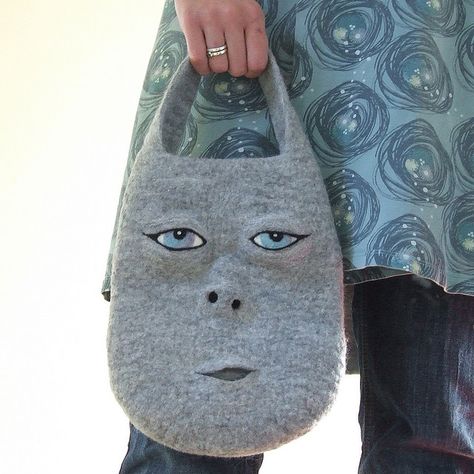 Felted face bag Felt Clutch, Felted Handbags, Needle Felting Tutorials, Wet Felt, Wool Projects, Novelty Bags, Hand Felted, Nuno Felting, Felt Bag