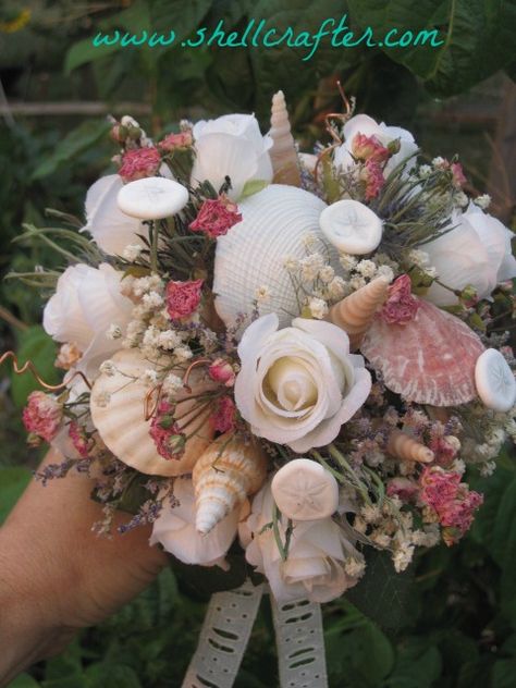 DIY Seashell bridal bouquet with flowers - Seashell Crafts and Beach Blog Wedding Bokays, Shell Bouquet, Beach Bouquet, Seashell Bouquet, Seashell Flowers, Sea Shells Diy, Seashell Wedding, Seashell Projects, Sailors Valentine