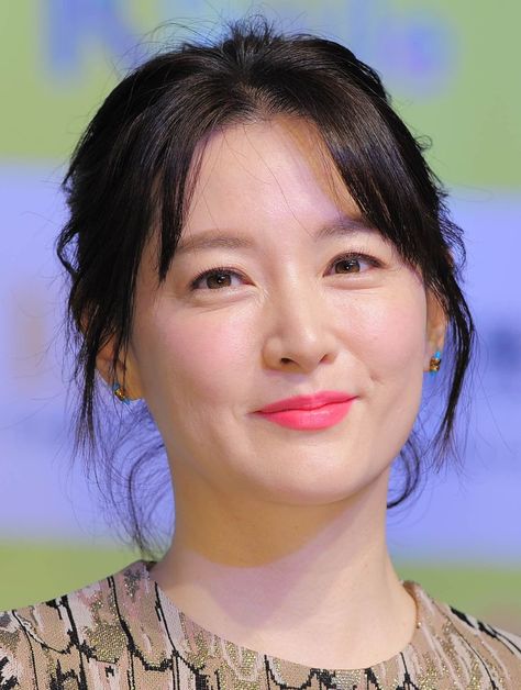 Lee Young Ae, Doctor Love, Middle Aged Woman, Lee Young, Korean Drama Movies, Middle Aged Women, Drama Movies, Middle Age, Korean Beauty