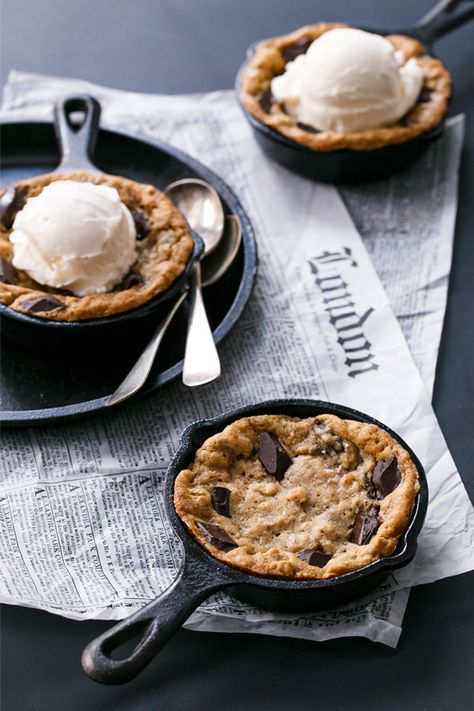 Mini Oatmeal Chocolate Chunk Skillet Cookies served a la mode with vanilla ice cream Skillet Cookie Recipe, Skillet Cookies, Skillet Desserts, Skillet Chocolate Chip Cookie, Cast Iron Skillets, Iron Skillet Recipes, Skillet Cookie, Slow Cooker Desserts, Cast Iron Skillet Recipes