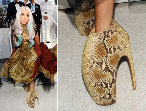 Lady Gaga's worn lobster from head to toe. Decades Outfits, Lady Gaga Shoes, Lady Gaga Artpop, Crazy Heels, Alexander Mcqueen Boots, Mcqueen Shoes, Alexander Mcqueen Shoes, Shoes Photo, Girly Shoes