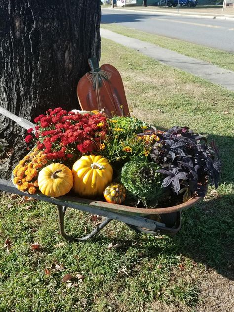 Hay Bale Front Porch Decor, Outdoor Fall Display, Pumpkin Wheelbarrow, Fest Decor, Fall Photo Booth, Fall Scenes, Fall Yard Decor, Fall Yard, October Fest