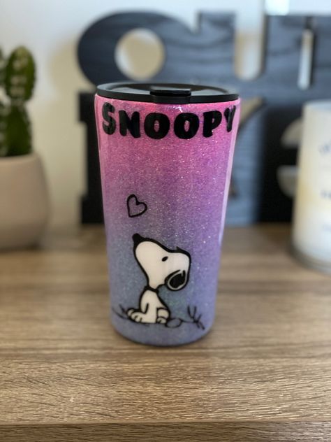 Snoopy Customized Tumbler Cup Snoopy Tumbler Ideas, Cartoon Tumbler Cups, Peanuts Tumbler, Snoopy Tumbler Cups, Snoopy Tumbler, Cat Tumbler Cup Ideas, Snoopy Mugs Coffee Cups, Diy Glasses, Epoxy Tumblers