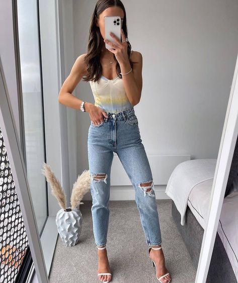 Outfit Verano, Blue Mom Jeans, Great Week, Spring Vibes, Love Love Love, Yellow And Blue, Zara Jeans, Fancy Outfits, Jeans Color