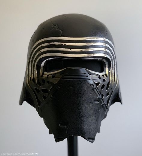 Star Wars: The Force Awakens Kylo Ren helmet replica movie prop Star Wars Mask, Star Wars Helmets, Kylo Ren Mask Diy, Starwars Helmet Design, Kylo Ren Mask, Star Wars Rex Helmet, Captain Rex Helmet, Kylo Ren Helmet, Star Wars Masks