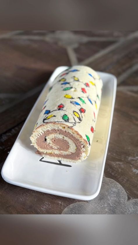 Decorated Swiss Roll, Christmas Rolled Cake, Christmas Swiss Roll Cake Pattern, Holiday Cake Rolls, Christmas Cake Roll Designs, Christmas Roll Cake Design, Roll Cake Christmas, Patterned Cake Roll, Christmas Swiss Roll