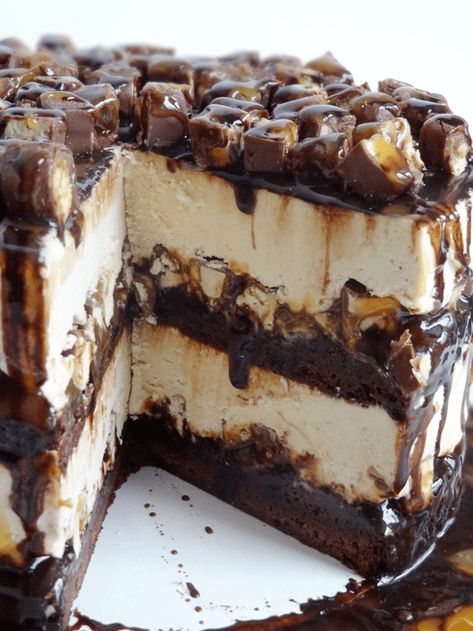 This dreamy Snickers Peanut Butter Brownie Ice Cream Cake is made with layers of fudgy brownie, no-churn peanut butter ice cream, chopped Snickers, chocolate and caramel sauce! #icecreamcake #homemadeicecream #nochurnicecream #snickers #browniecake #layercake #homemadeicecreamcake #peanutbuttercake Brownie Ice Cream Cake, Peanut Butter Brownie, Cake Brownie, Bar Cake, Brownie Ice Cream, Ice Cream Cake Recipe, Peanut Butter Ice Cream, Cupcake Bakery, Cream Cakes