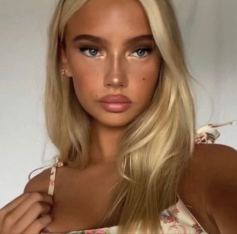 Honey Vanilla Blonde Hair, Soft Glam Makeup Blue Eyes, Soft Glam Prom Makeup, Emma Ellingsen, Bronzed Makeup, Bombshell Makeup, Blonde Hair And Blue Eyes, Estilo Madison Beer, Angel Makeup