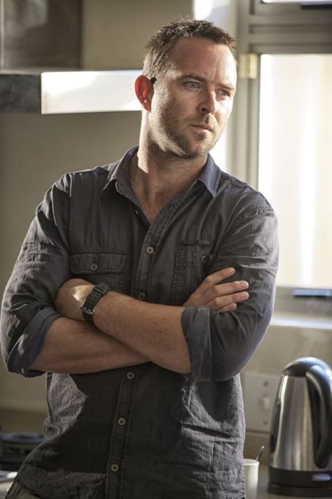 Still of Sullivan Stapleton in Strike Back (2010) Strike Back Tv Series, Montana Duke, Empire Movie, Ahs 1984, Cleft Chin, Sullivan Stapleton, Skylar Astin, Hero Inspiration, Canadian Men