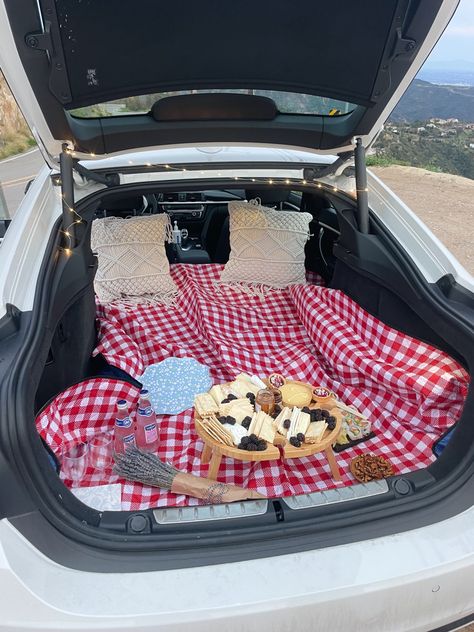 #carpicnic #boyfriend #picnic #tailgate #malibu #car #aesthetic #girlfriend #diypicnic #ginnyandgeorgia #couple #romantic Trunk Picnic Date, Trunk Car Date, Truck Picnic Date Night, Car Trunk Picnic Date, Tailgate Picnic Date, Boyfriend Picnic, Malibu Car, Car Picnic, Ute Trays