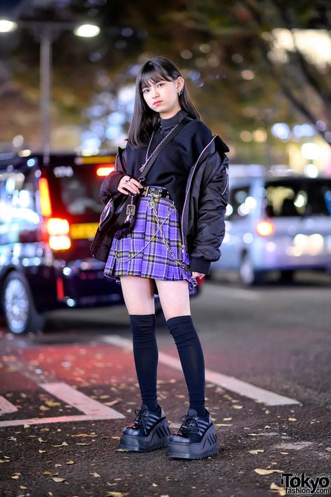 Japanese Fashion Street Tokyo Style, Japanese Outfits Street Style, Skirt Over Jeans, Tokyo Outfits, Purple Goth, Harajuku Fashion Street, Preppy Look, Tokyo Fashion, Fall Fits