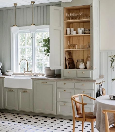 Green Kitchen Cabinets Ideas, Sage Green Kitchen Cabinets, Farmhouse Style Kitchen Cabinets, Shiplap Kitchen, Kitchen Cabinets Ideas, Minimal Kitchen Design, Beautiful Kitchen Cabinets, Shiplap Backsplash, Sage Green Kitchen