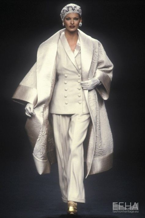 #Valentino #Fall1992couture #Fashionshow #Supermodels90s Look 80s, 90s Runway Fashion, Runway Fashion Couture, Valentino Couture, 90s Runway, Linda Evangelista, Vintage Runway, Fashion Couture, Suit Fashion