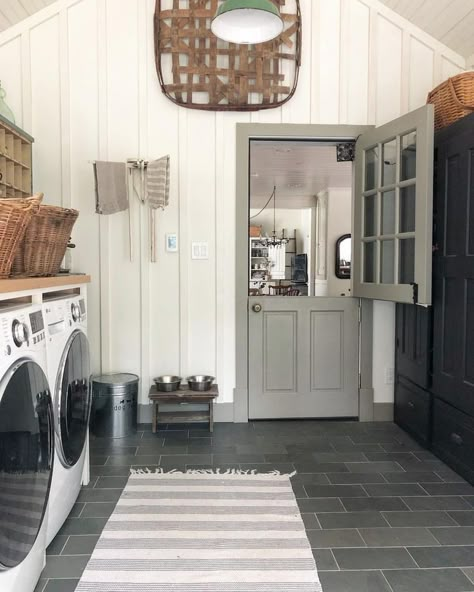 Laundryroom Farmhouse, Casa Rock, Farmhouse Laundry Room Ideas, Stairs Bathroom, Room Storage Diy, Laundry Room Doors, Door Farmhouse, Farmhouse Room, Mudroom Laundry Room