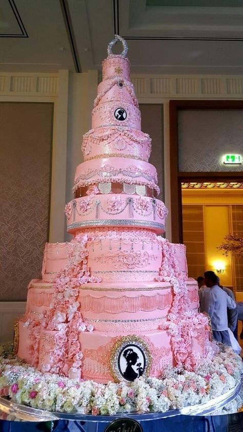 Huge Birthday Cake, Extravagant Cakes, Princess Wedding Cakes, Huge Wedding Cakes, Spectacular Cakes, Paris Themed Cakes, Big Birthday Cake, Large Wedding Cakes, Huge Wedding