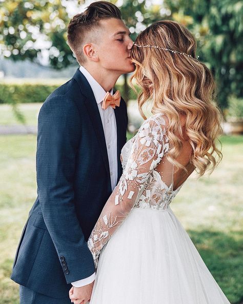 Hayley Paige (@misshayleypaige) • Instagram photos and videos Wedding Picture Poses, Wedding Dresses 2018, Backless Wedding, Country Wedding Dresses, Wedding Photos Poses, Ivory Wedding Dress, Long Sleeve Wedding, Backless Wedding Dress, Wedding Dress Sleeves