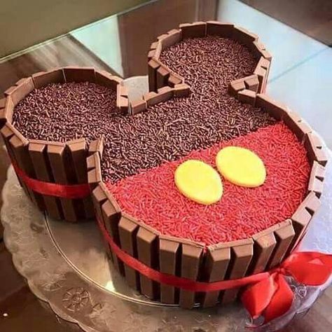 Mickey Mouse Party Food, Bolo Do Mickey Mouse, Cupcakes Minnie Mouse, Kit Kat Cake, Mickey Mouse Birthday Cake, Mickey Cakes, Mickey Mouse Cake, Birthday Chocolates, Easy Cake Decorating