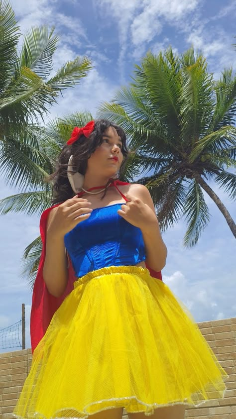 garota fantasiada  de Branca de Neve Yellow Skirt Halloween Costume, Snow White Halloween Costume, Snow White Costume, Fantasia Disney, Fun Birthday Party, Princesa Disney, Prom Queens, Dressup Party, Cute Halloween Costumes