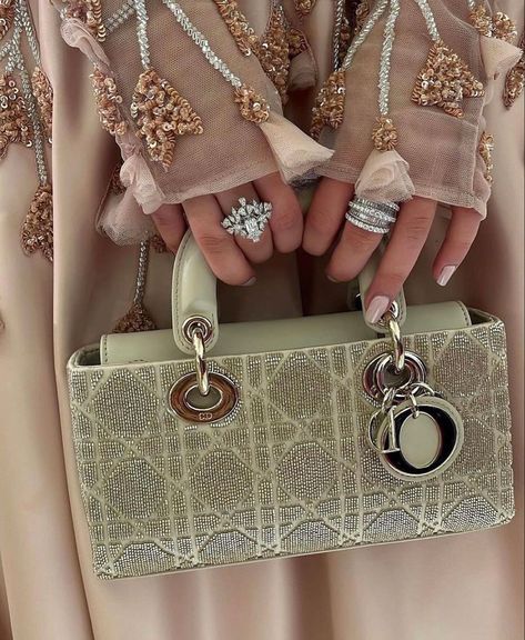 Christian Dior Bag Outfit, Dior Aesthetic Vintage, Miss Dior Aesthetic, Dior Bag Outfit, Miss Dior Bag, Bag Christian Dior, Dior Miss Dior, Christian Dior Bag, Dior Aesthetic