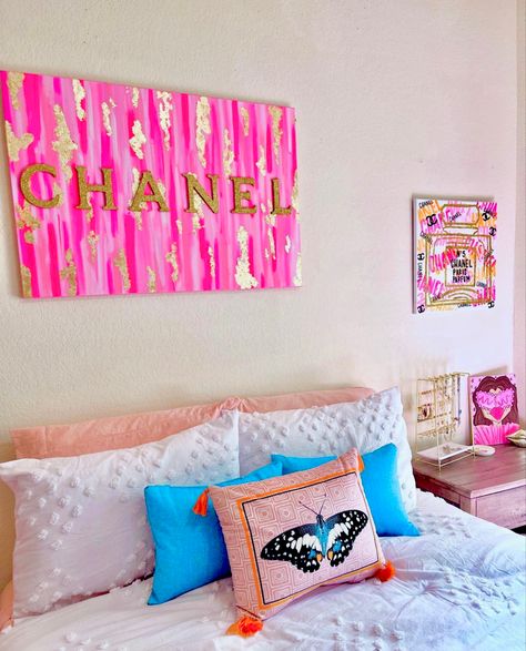 Painting For Above Bed, Preppy Pillows On Bed, Above Headboard Decor Ideas, Aesthetic Preppy Bedroom, Above Headboard Decor, Lights Above Bed, Sorority House Rooms, Dorm Room Paintings, Dorm Paintings