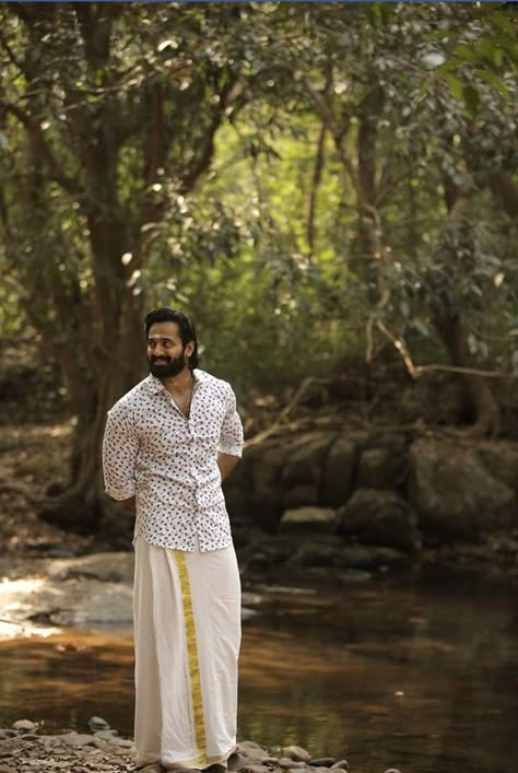 Lungi Poses Men, Veshti Sattai Men, Onam Poses, Sisters Photography Poses, Unni Mukundan, South Fashion, Boys Poses, Sisters Photography, Male Portrait Poses