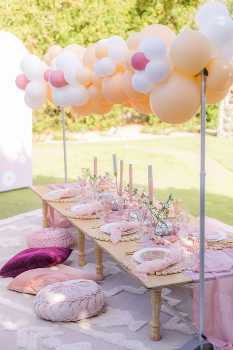 Picnic Balloon Arch, Picnic Balloon Decorations, Picnic Party Set Up, Picnic With Balloons, Picnic Event Ideas, Picnic Table Set Up, Diy Picnic Set Up, Picnic Set Up Ideas Simple, Kids Party Table Set Up Ideas