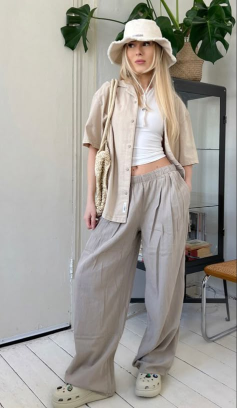 Oversized Clothes Outfit, Crocs Platforms Outfit, Crocs Outfit Summer, White Crocs Outfit, Beige Crocs, Platforms Outfit, Outfit Inspo For Women, Beige Pants Outfit, Women Outfit Ideas