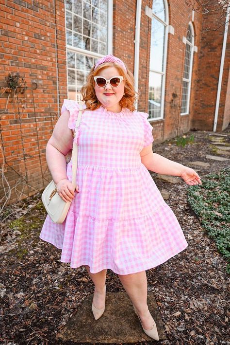 This post features a roundup of gingham dresses, tops, lounge wear and pajamas, and accessories for you to shop. Gingham is one of those iconic summer prints that cycles back into fashion year after year. It’s such a charming and classic print, and you’ll often see it in cheery colors like yellow, pink, and blue. A gingham dress looks chic for a shower with nude pumps and pearls. And it looks casual with white sneakers and a jean jacket for a summer picnic. Gingham Dress Outfit, Chubby Girl Fashion, Dress For Chubby, With Wonder And Whimsy, Wonder And Whimsy, Plus Zise, Picnic Dress, Plus Size Summer Outfit, Into Fashion