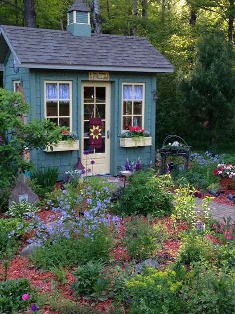 Small Garden Shed Exterior Ideas, Tiny English Garden, Cute Sheds Cottage Style, Garden Shed Colours Ideas, Pretty Garden Shed, Small Garden With Shed, Tiny Garden Shed, Cute Garden Shed, Backyard Airbnb