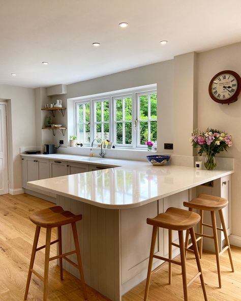 A large peninsular provides the perfect sociable kitchen space ✨ the stools are an ideal perch for coffee breaks and casual meals, whilst the deeper section of worktop creates space for food prep and the perfect place for sharing drinks and nibbles while entertaining guests 🤩 #honestlydesignedwithlifeinmind #interiorskitchenslife #kitchenpeninsula #breakfastbar #kitchenbarstools #stoneworktops #sociablekitchen #familykitchen #shakerkitchen #kitchendesignideas #independentdesigner #berkshirek... Breakfast Bar Ideas, Kitchen With Breakfast Bar, Kitchen Peninsula, Breakfast Bar Kitchen, Breakfast Bars, Shaker Kitchen, Family Kitchen, Kitchen Diner, House Renovation