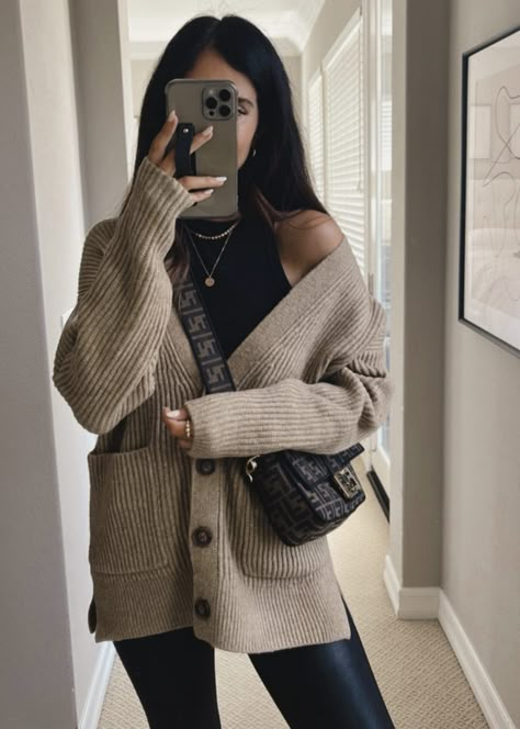 Oversized Cardigan Outfit, Winter Outfits Cozy, Autumn Outfit Inspo, Mom Wardrobe, Winter Fall Outfits, Cozy Fall Outfits, Cardigan Outfit, Cozy Winter Outfits, Weekly Outfits