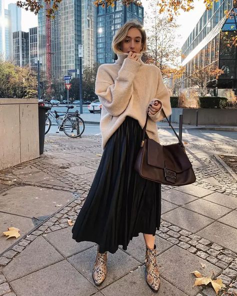 What to Wear With a Black Skirt - Simple but Chic Outfit Ideas Everyone Can Try - MariD Fashion-Women`s Fashion Outfits,Trending Style Tips & Tricks Fun Work Outfits Women, Warm Skirt Outfits, Slow Business, Rok Outfit, Black Skirt Outfits, Skirt Tulle, Skirt Outfits Fall, Long Skirt Outfits, Winter Skirt Outfit