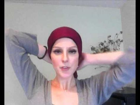 The easiest way to tie a headscarf - without knots Chemo Scarves, Chemo Care, Chemo Hair, Head Scarf Tying, Hair Wraps, Scarf Tying, How To Wear Scarves, Bad Hair Day, Scarf Hairstyles