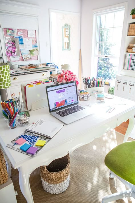 A fresh and fun home office! Colorful Office Space, Craft Space, Home Office Inspiration, Office Colors, Studio Office, Dream Office, Creative Workspace, Cute Office, Office Crafts